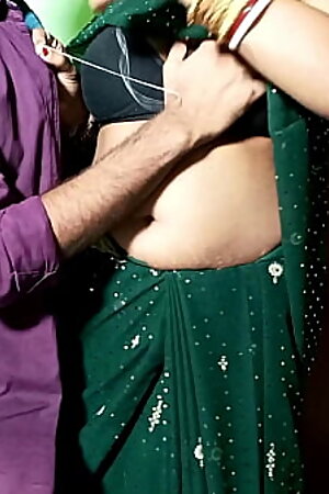 शर्ट की बटन सिलाई करने के बहाने भतीजे ने आंटी को चोदा ! हिंदी ऑडियो