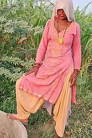 देसी स्टेप सिस्टर अपने छोटे भाई के साथ हिन्दी में चुदाई की गंदी गंदी बातें करते हुए मस्ती में सेक्स का मज़ा ले रही है हिंदी सेक्सी भागी