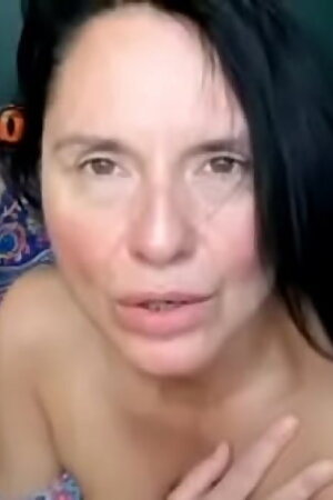 नेपाली पागल बूढ़ी औरत