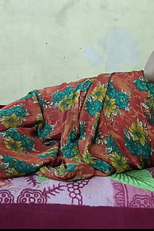 आशु के सर ने जब उसे टच किया तो वो गरम हो गयी और अपनी चूत मे उसका बड़ा लंड लिया