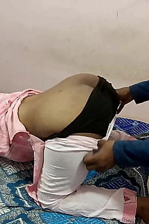 आंटी कमर दर्द से घोड़ी बनी हुई थी लड़के ने पेंटी निचे करके लंड डाला