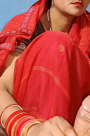 Desi beautyful bhabhi ke muh me daal diya