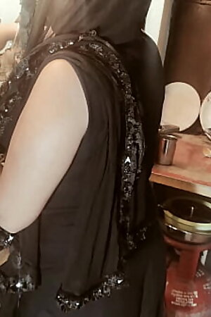 खाना बना रही मुस्लिम भाभी की घोड़ी बनाके गांड चुदाई रियल हिंदी ऑडियो